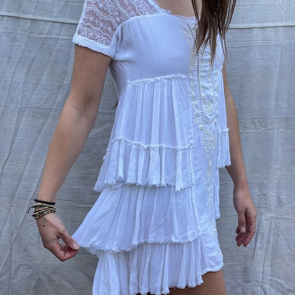 Short White Dress with Embroidered Detail - Picture 3 of 4